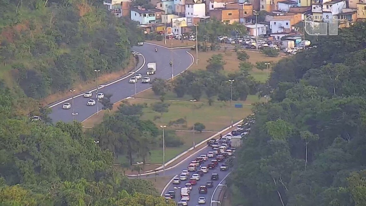 Acidente deixa trânsito lento na Avenida Luís Eduardo Magalhães, em Salvador | Bahia