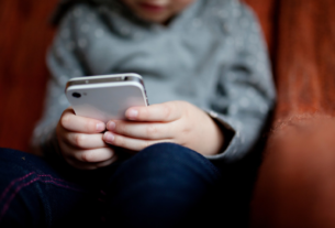 Governo lança guia sobre uso de celulares e outros dispositivos por crianças e adolescentes | Educação