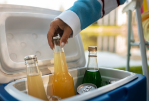 Gelo, álcool e sal: como deixar as bebidas nos coolers ainda mais geladas