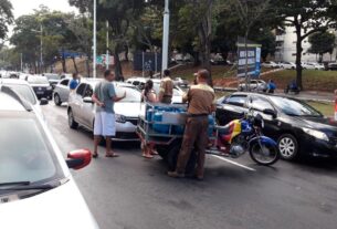 Carro bate em moto de entrega de gás na Av. Garibaldi e deixa o trânsito lento | Bahia
