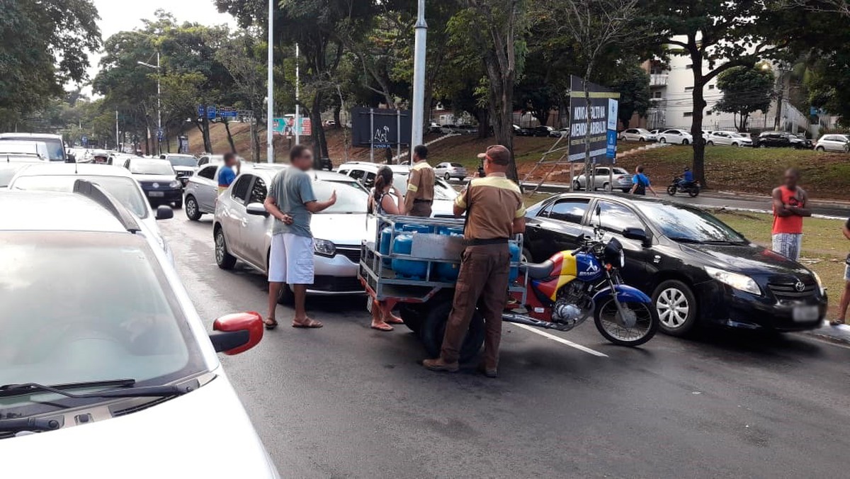 Carro bate em moto de entrega de gás na Av. Garibaldi e deixa o trânsito lento | Bahia Carro bate em moto de entrega de gás na Av. Garibaldi e deixa o trânsito lento | Bahia